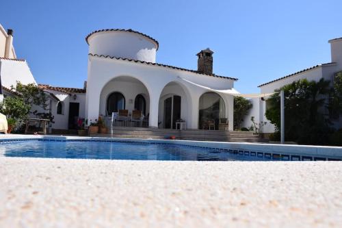 'Casa Empuria' aan kanaal met zwembad en aanlegsteiger