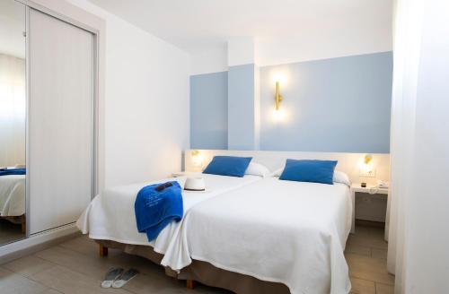 A bed or beds in a room at FLOR los Almendros Apartamentos