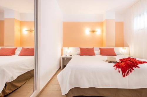 Posteľ alebo postele v izbe v ubytovaní Apartamentos Flor los Almendros
