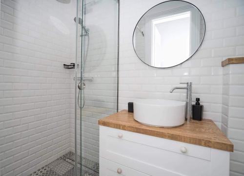 Un baño blanco con lavabo y espejo. en Villa Gisela, en Opatija
