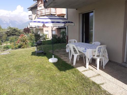 Ein Garten an der Unterkunft SAVINES LE LAC APPARTEMENT VUE SUR LE LAC