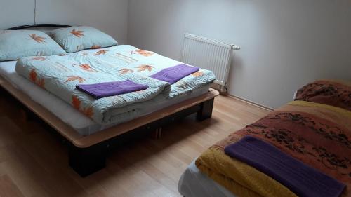 1 dormitorio con 1 cama con toallas en Ubytovací zařízení en Lovosice