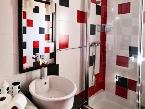 La salle de bains est pourvue de toilettes, d'une douche et d'un lavabo. dans l'établissement Isabel sea view apartment, à Albufeira