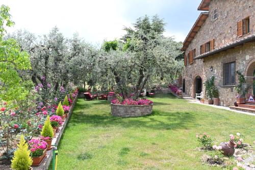 a garden with trees and flowers in a building at Mikipong in Montepulciano