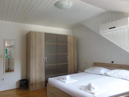 Postel nebo postele na pokoji v ubytování Peric Rooms