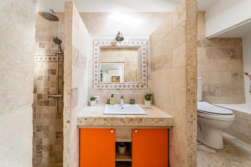 une salle de bain avec un lavabo et des toilettes dans l'établissement Le Clocher par Dodo-a-Cassis, à Cassis