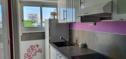 a kitchen with a sink and a window at beau t2 proche plage et commerces, logia in La Grande Motte