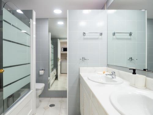 un baño con lavabo e inodoro en Miraflores, beach apartment, apartamento en la playa !, en Mijas Costa