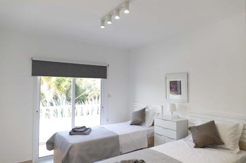 Ліжко або ліжка в номері LuxVillasRentals Ayia Napa