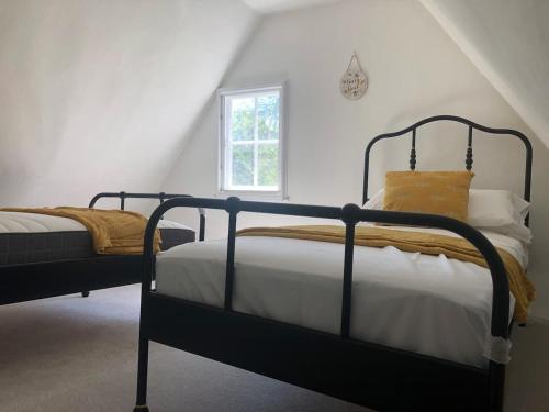 Posteľ alebo postele v izbe v ubytovaní Thatched Cottage Wix