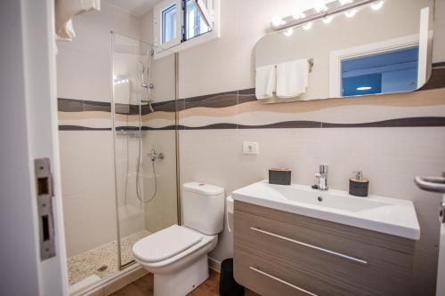 uma casa de banho com um WC, um lavatório e um chuveiro em Bungalows Deluxe Las Vegas Golf em Maspalomas