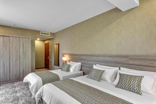 una habitación de hotel con 2 camas en una habitación en Vinum Hotel en Tiflis