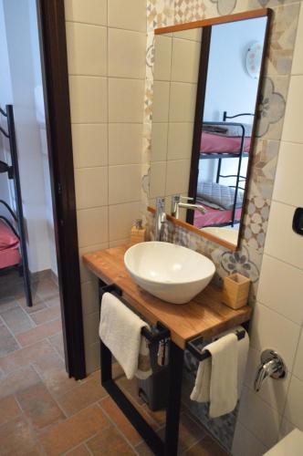 La salle de bains est pourvue d'un lavabo et d'un miroir. dans l'établissement B&B La Casa sul Fiume, à San Martino dallʼ Argine