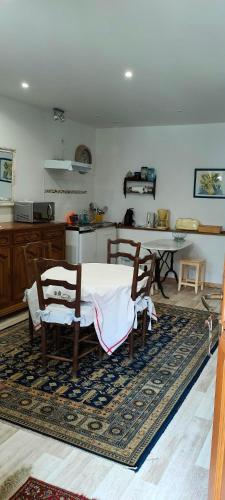 a living room with a bed and a kitchen at Le Gite de Lili in Acquigny