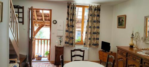 - un salon avec un bureau et une fenêtre dans l'établissement Le Gite de Lili, à Acquigny