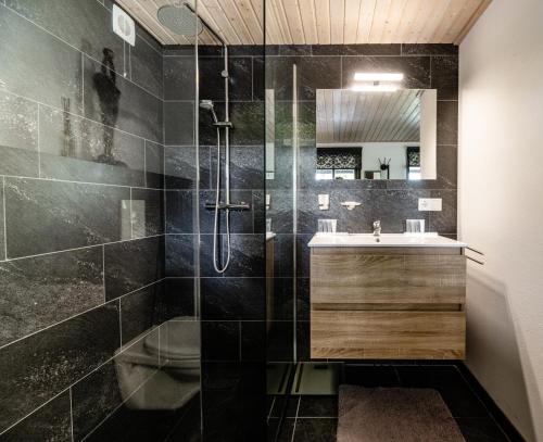 een badkamer met een douche en een wastafel bij Brabants Genieten in Kaatsheuvel