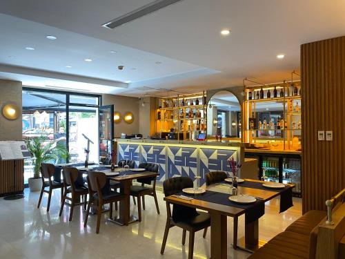 En restaurant eller et andet spisested på Suadhan Hotel