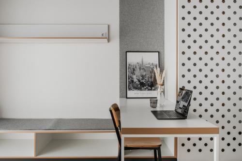 a desk with a laptop on it in a room at CLOUD N°7 STUDIOS in Tübingen