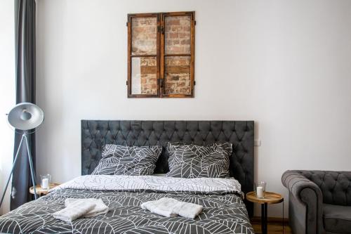 sypialnia z łóżkiem i dwoma ręcznikami na nim w obiekcie Szymborska Apartamenty Mostowa 18-2 w Toruniu