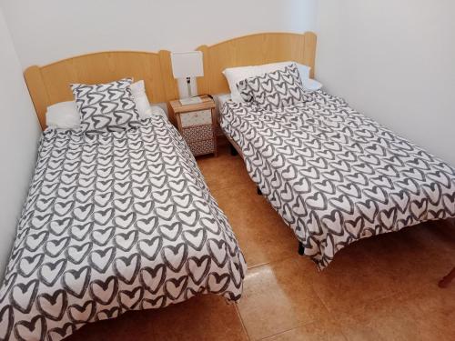 two beds sitting next to each other in a bedroom at EL MORRO SEA VIEW APARTMENT in San Agustin