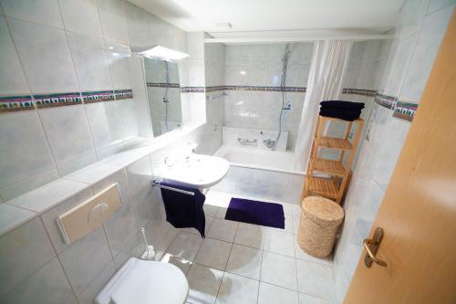 ein Badezimmer mit einem WC, einem Waschbecken und einer Badewanne in der Unterkunft Hilltop-house, near train, 180° panorama, friendly in Birmensdorf