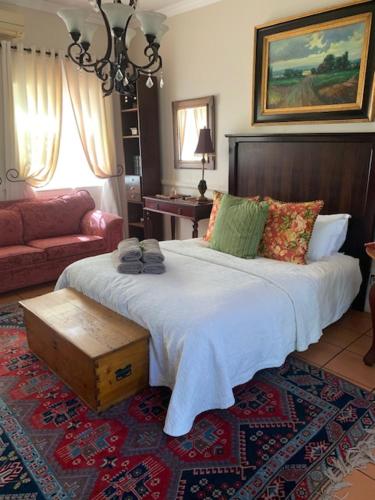 Ένα ή περισσότερα κρεβάτια σε δωμάτιο στο A Tapestry Garden Guest House