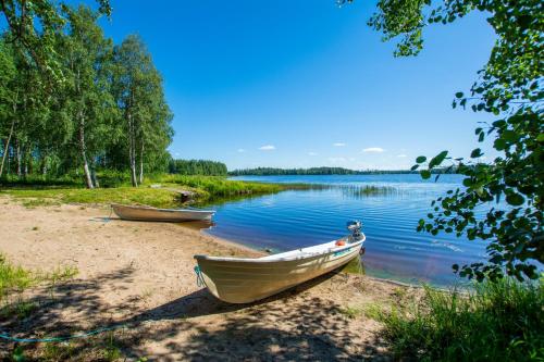 deux bateaux assis sur la rive d'un lac dans l'établissement Mertaranta, à Pääjärvi