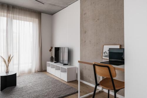 a room with a desk with a computer and a chair at CLOUD N°7 STUDIOS in Tübingen