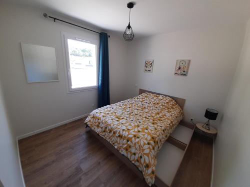 une petite chambre avec un lit et une fenêtre dans l'établissement Le Logis de Bonne Anse, aux Mathes