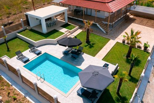 Bazén v ubytování Villa Liana , private Villa with pool and garden nebo v jeho okolí