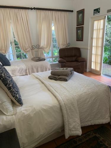 Säng eller sängar i ett rum på A Tapestry Garden Guest House