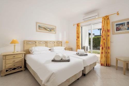 En eller flere senge i et værelse på Charming Balaia Golf Village Apartment - Sleeps 6
