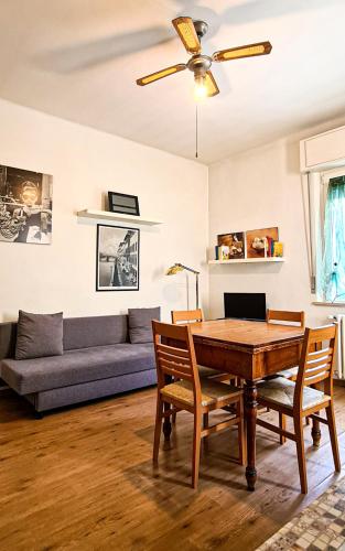 salon ze stołem i kanapą w obiekcie Fuori Porta Apartment w mieście Camerano