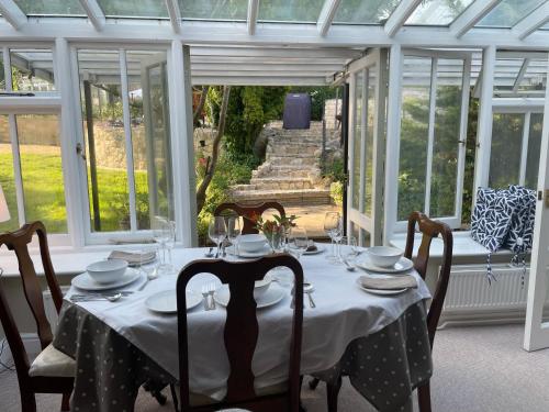 Restaurant o un lloc per menjar a Gorgeous Country Cottage on outskirts of Bath with Wood Fired Hot Tub