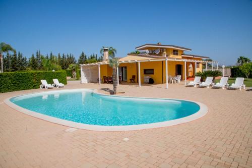 una piscina di fronte a una casa di Holiday-home-italy a Melissano