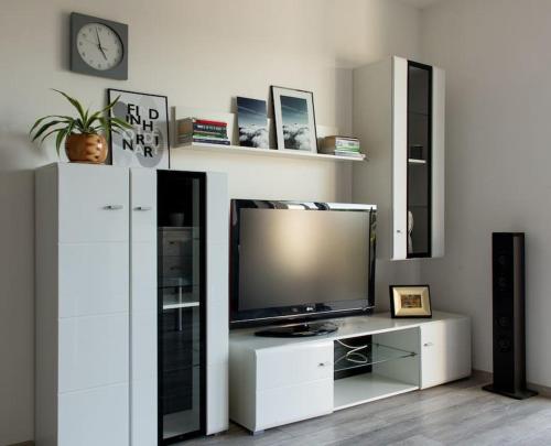 TV in/ali zabaviščno središče v nastanitvi Apartment 50m2 with a large living room, bedroom, balcony and free private parking