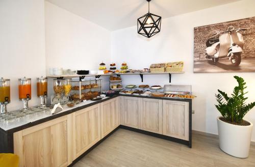 eine Küche mit einer Theke mit einem Roller an der Wand in der Unterkunft Xenia Hotel in Villasimius
