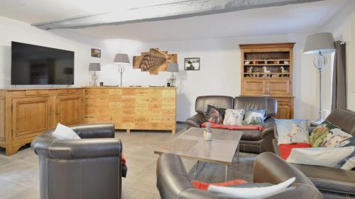 Il comprend un salon doté d'un mobilier en cuir et d'une télévision à écran plat. dans l'établissement La Fleur de Sel d'Etretat, à Bordeaux-Saint-Clair