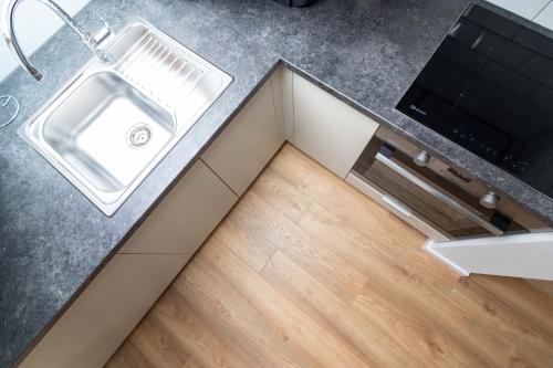 TV a/nebo společenská místnost v ubytování TOP street ONE Apartments, by Cohost