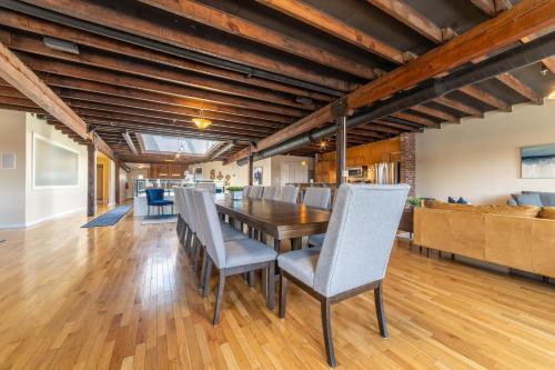 Un comedor con mesa y sillas de madera. en Swepson Guesthouse KING Sleep42 15BR 10BA 22Beds, en Louisville