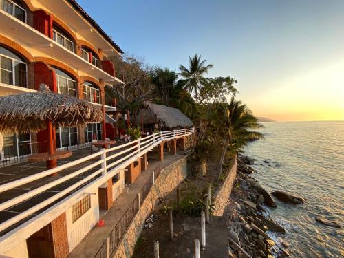 un hotel con vista sull'oceano di Traditional Sierra Leon Oceanfront Rooms - Adults Only a Puerto Vallarta