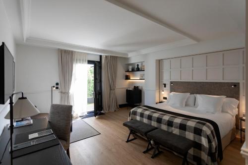 Pokój hotelowy z dużym łóżkiem i biurkiem w obiekcie Hotel Villa Soro w mieście San Sebastián