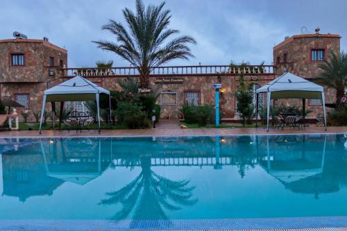 Bazén v ubytování Salma Palms Hôtel nebo v jeho okolí