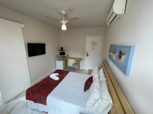 Giường trong phòng chung tại Studio na Praia de Camburi