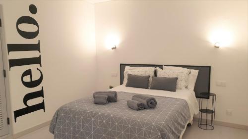 een slaapkamer met een bed met twee handdoeken erop bij Home Sweet Home in Albufeira