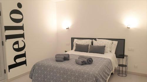 1 dormitorio con 1 cama con 2 toallas en Home Sweet Home, en Albufeira