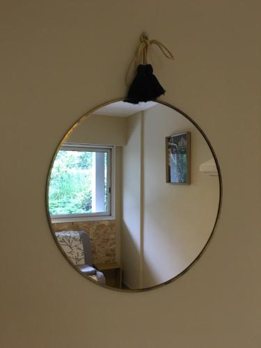 un miroir accroché au mur dans une pièce dans l'établissement Studette de Cannes, à Cannes