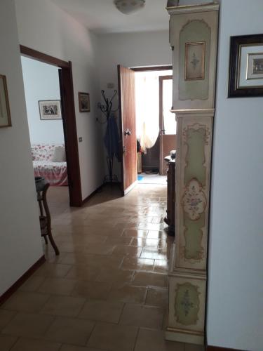 un pasillo con una habitación con reloj en La casa di Alice e Matteo, en Casarza Ligure