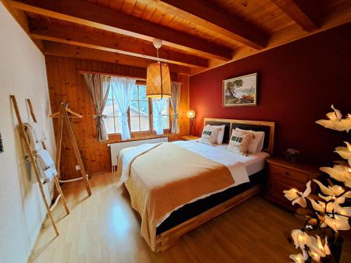 Postel nebo postele na pokoji v ubytování Sawasdee Swiss Chalet Wilderswil