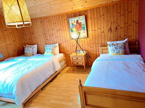 Postel nebo postele na pokoji v ubytování Sawasdee Swiss Chalet Wilderswil